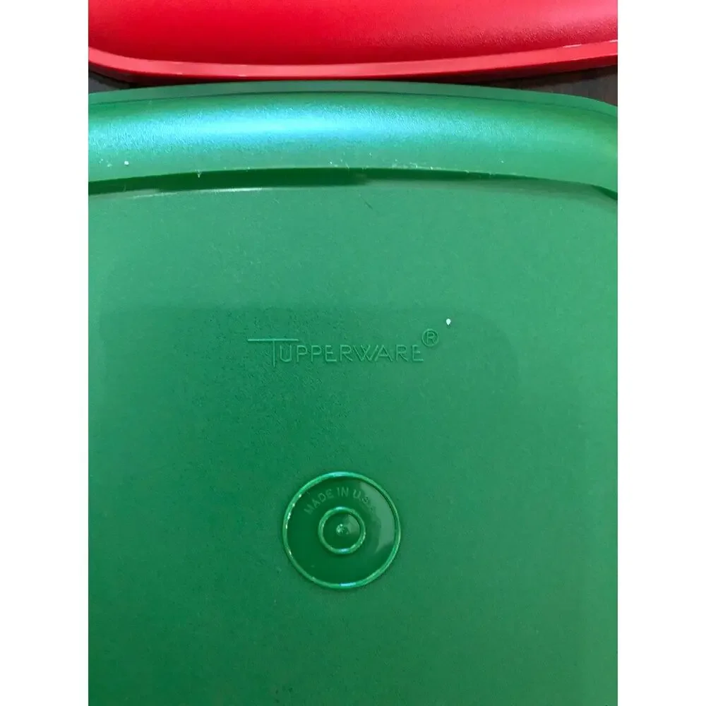 Vtg Tupperware Christmas Holiday Set - 4 Mugs w/lids 4 Plates Red Green 12 pcs